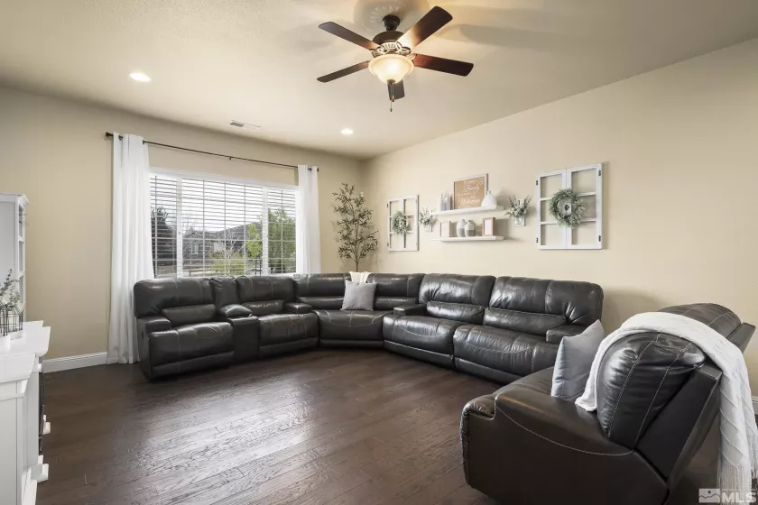 540 Clove Hitch Ct, Sparks, Nevada 89441, 4 Bedrooms Bedrooms, ,2 BathroomsBathrooms,Residential,For Sale,Clove Hitch Ct,250005610