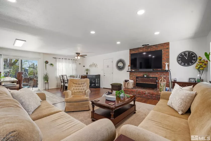1690 Rayburn Dr., Reno, Nevada 89503, 4 Bedrooms Bedrooms, ,3 BathroomsBathrooms,Residential,For Sale,Rayburn Dr.,250005657