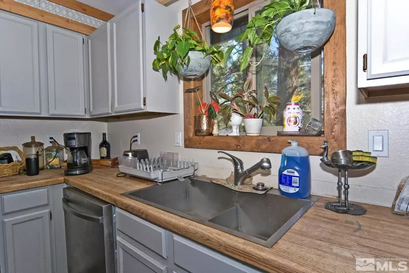 60 Lava Cap, Markleeville, California 96120, 3 Bedrooms Bedrooms, ,2 BathroomsBathrooms,Residential,Residential,Lava Cap,250003707