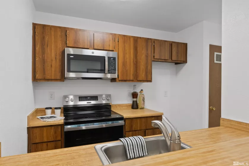 4580 Matich, Reno, Nevada 89502, 2 Bedrooms Bedrooms, ,3 BathroomsBathrooms,Residential,Residential,Matich,250005707