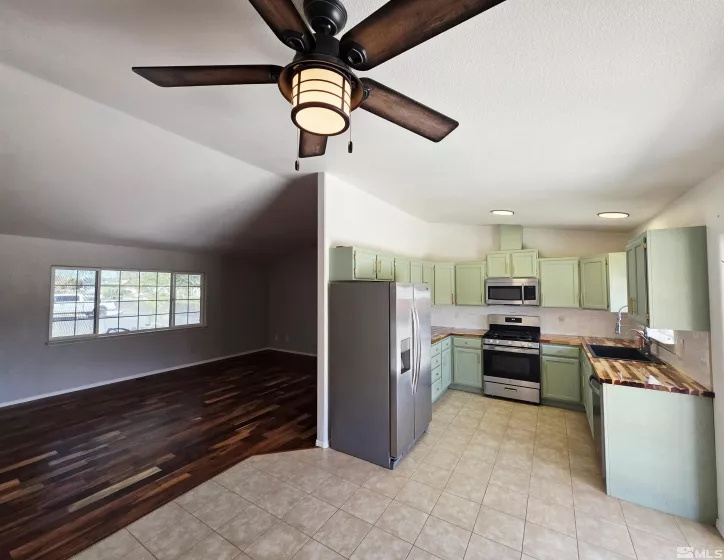 405 Mary, Fallon, Nevada 89406, 3 Bedrooms Bedrooms, ,2 BathroomsBathrooms,Residential,Residential,Mary,250005739