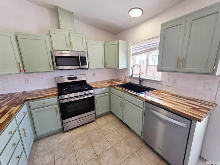 405 Mary, Fallon, Nevada 89406, 3 Bedrooms Bedrooms, ,2 BathroomsBathrooms,Residential,Residential,Mary,250005739