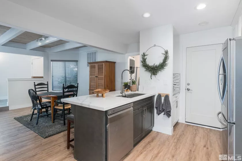 460 Shady Lane, Reno, Nevada 89509, 2 Bedrooms Bedrooms, ,3 BathroomsBathrooms,Residential,Residential,Shady Lane,250001698