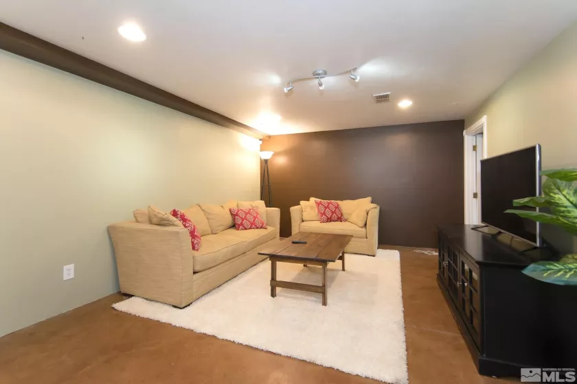 1025 Locust, Reno, Nevada 89502, 3 Bedrooms Bedrooms, ,2 BathroomsBathrooms,Residential,Residential,Locust,250005841