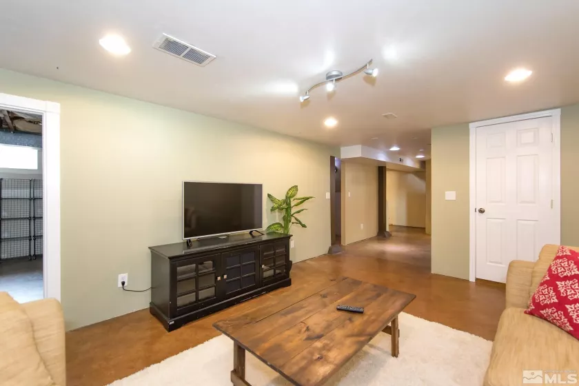 1025 Locust, Reno, Nevada 89502, 3 Bedrooms Bedrooms, ,2 BathroomsBathrooms,Residential,Residential,Locust,250005841
