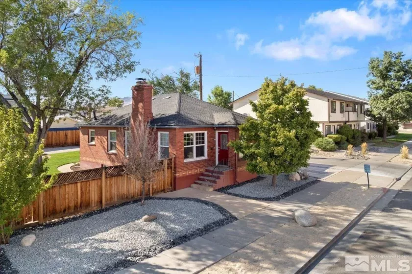 1025 Locust, Reno, Nevada 89502, 3 Bedrooms Bedrooms, ,2 BathroomsBathrooms,Residential,Residential,Locust,250005841