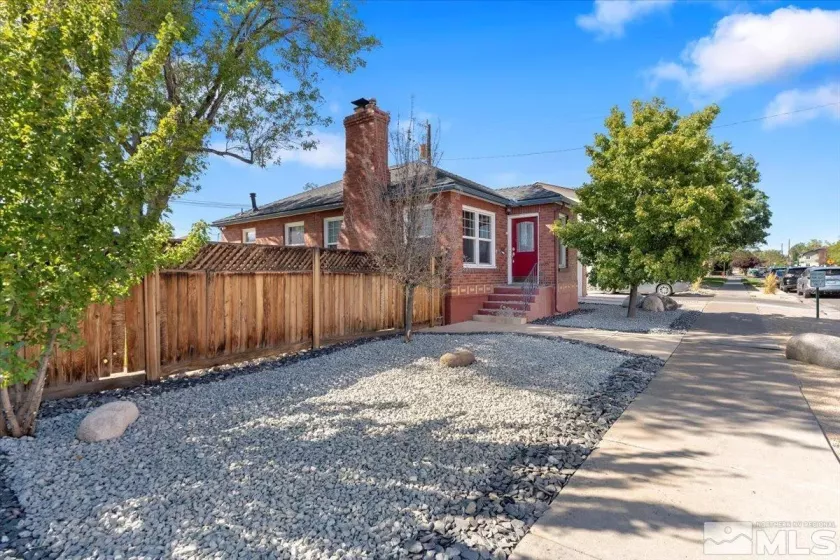 1025 Locust, Reno, Nevada 89502, 3 Bedrooms Bedrooms, ,2 BathroomsBathrooms,Residential,Residential,Locust,250005841