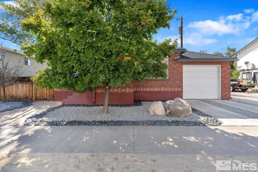 1025 Locust, Reno, Nevada 89502, 3 Bedrooms Bedrooms, ,2 BathroomsBathrooms,Residential,Residential,Locust,250005841