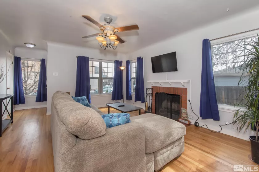 1025 Locust, Reno, Nevada 89502, 3 Bedrooms Bedrooms, ,2 BathroomsBathrooms,Residential,Residential,Locust,250005841