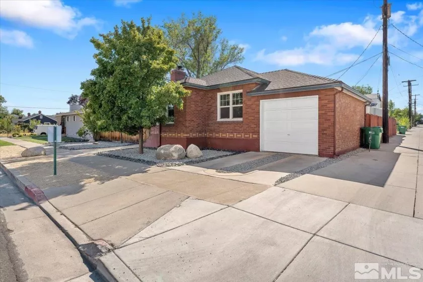 1025 Locust, Reno, Nevada 89502, 3 Bedrooms Bedrooms, ,2 BathroomsBathrooms,Residential,Residential,Locust,250005841