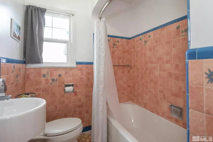 1025 Locust, Reno, Nevada 89502, 3 Bedrooms Bedrooms, ,2 BathroomsBathrooms,Residential,Residential,Locust,250005841