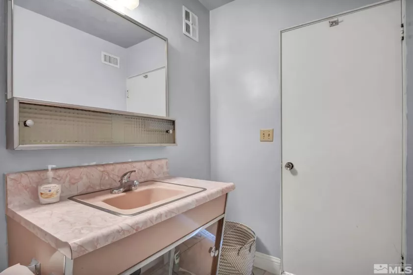 280 Island, Reno, Nevada 89501, 1 Bedroom Bedrooms, ,2 BathroomsBathrooms,Residential,Residential,Island,250005945