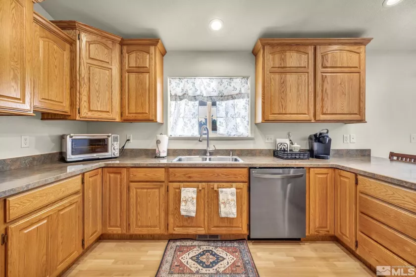 688 Sunrise, Fallon, Nevada 89406, 3 Bedrooms Bedrooms, ,2 BathroomsBathrooms,Residential,Residential,Sunrise,250005950
