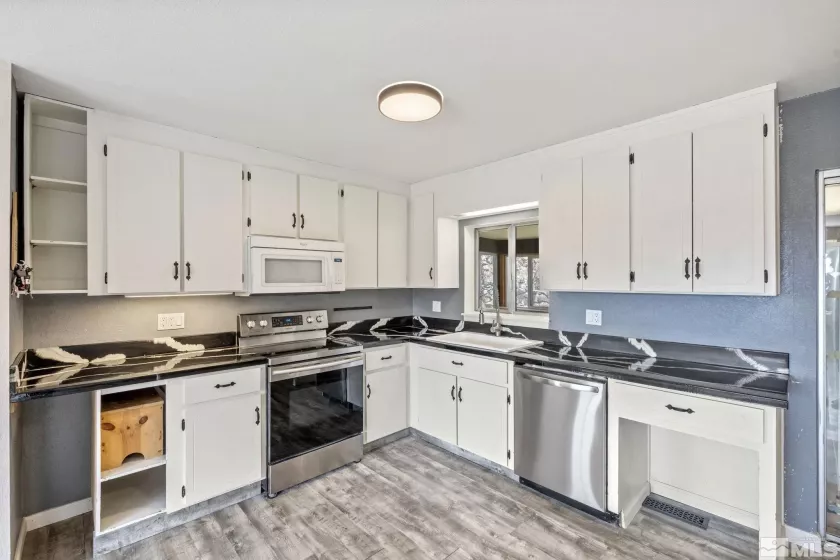 111 Highway 395, Gardnerville, Nevada 89410, 3 Bedrooms Bedrooms, ,2 BathroomsBathrooms,Residential,Residential,Highway 395,240011802