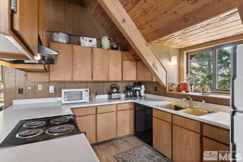 592 Douglas, Incline Village, Nevada 89451, 4 Bedrooms Bedrooms, ,3 BathroomsBathrooms,Residential,Residential,Douglas,250006076