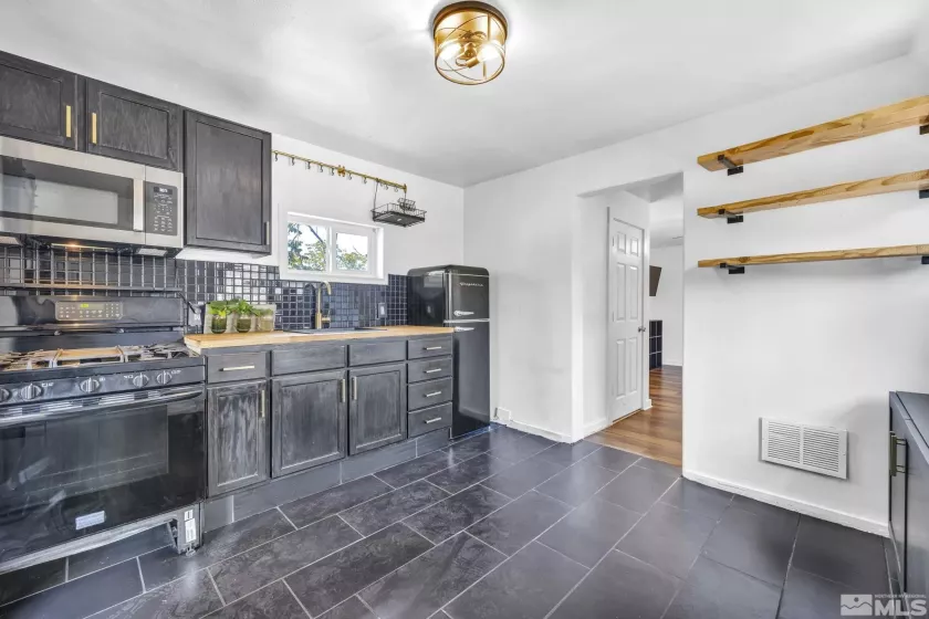 355 Wells, Reno, Nevada 89502, 2 Bedrooms Bedrooms, ,2 BathroomsBathrooms,Residential,Residential,Wells,250006144