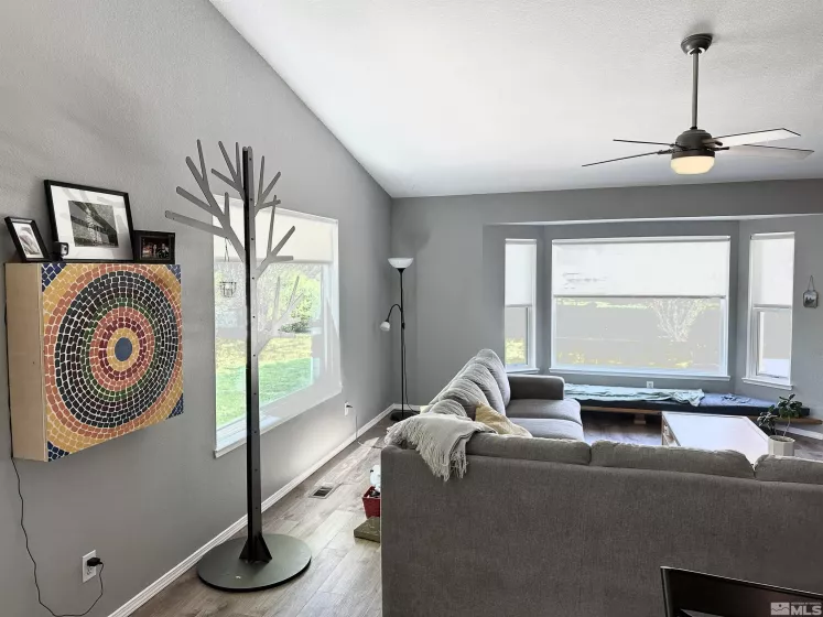 425 Nicole, Sparks, Nevada 89436, 3 Bedrooms Bedrooms, ,2 BathroomsBathrooms,Residential,Residential,Nicole,250006190