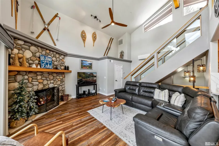 400 Fairview, Incline Village, Nevada 89451, 2 Bedrooms Bedrooms, ,3 BathroomsBathrooms,Residential,Residential,Fairview,250003696