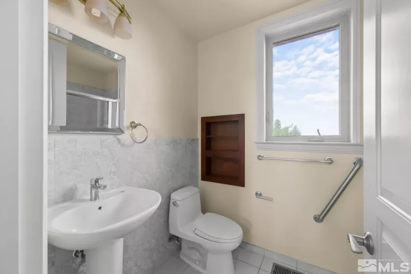 1850 Foothill, Reno, Nevada 89511, 5 Bedrooms Bedrooms, ,4 BathroomsBathrooms,Residential,Residential,Foothill,240014598