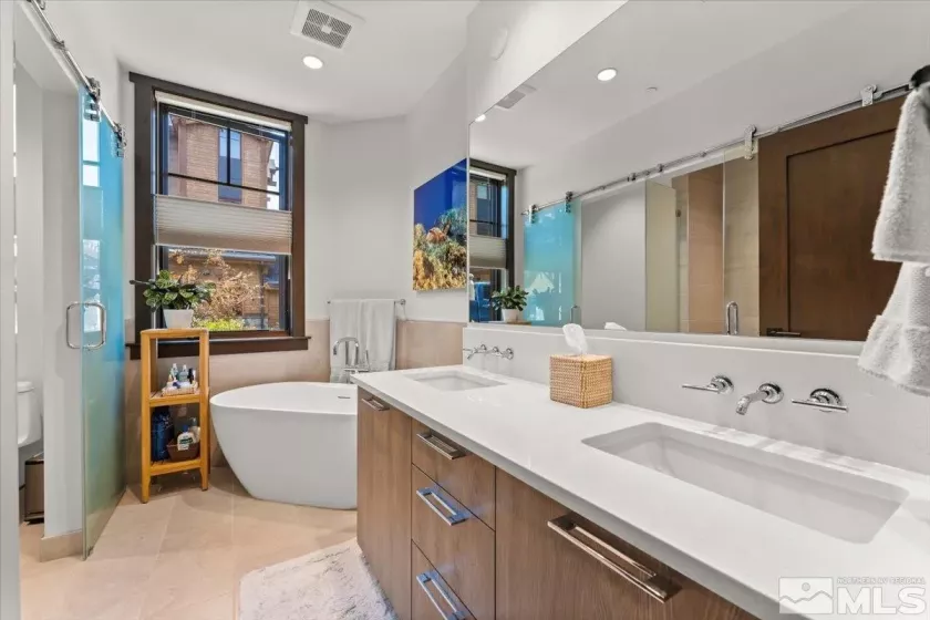 33 Beach Club, Stateline, Nevada 89449, 2 Bedrooms Bedrooms, ,2 BathroomsBathrooms,Residential,Residential,Beach Club,250001717
