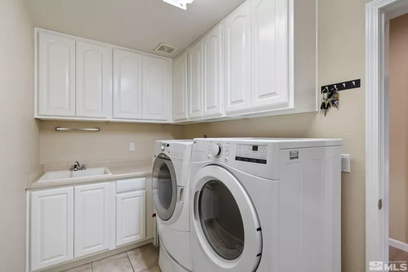 6658 Abbotswood, Sparks, Nevada 89436, 4 Bedrooms Bedrooms, ,3 BathroomsBathrooms,Residential,Residential,Abbotswood,240010940