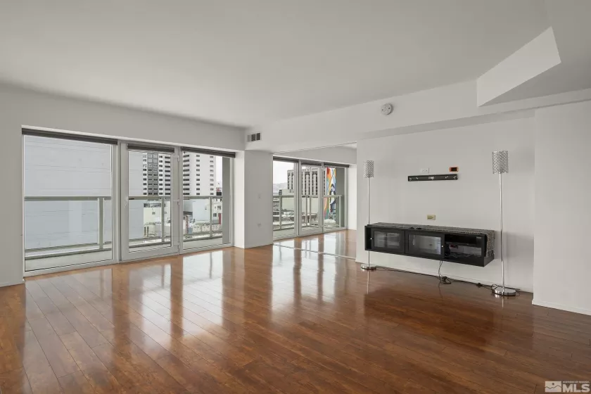 255 Sierra, Reno, Nevada 89501, 1 Bedroom Bedrooms, ,1 BathroomBathrooms,Residential,Residential,Sierra,250004254