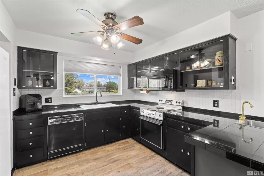 124 Smithridge, Reno, Nevada 89502, 2 Bedrooms Bedrooms, ,2 BathroomsBathrooms,Residential,Residential,Smithridge,250006231