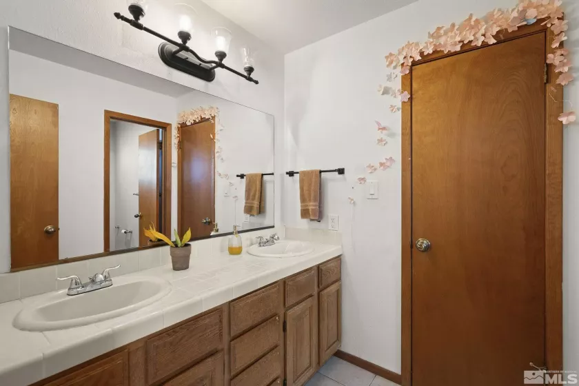 3075 Markridge, Reno, Nevada 89509, 5 Bedrooms Bedrooms, ,3 BathroomsBathrooms,Residential,Residential,Markridge,250006344