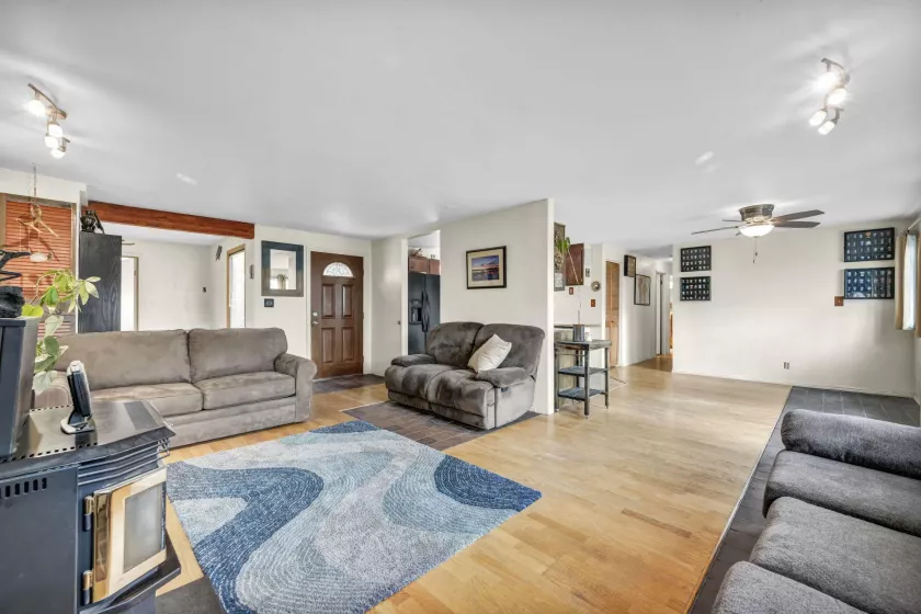 living room/dining area