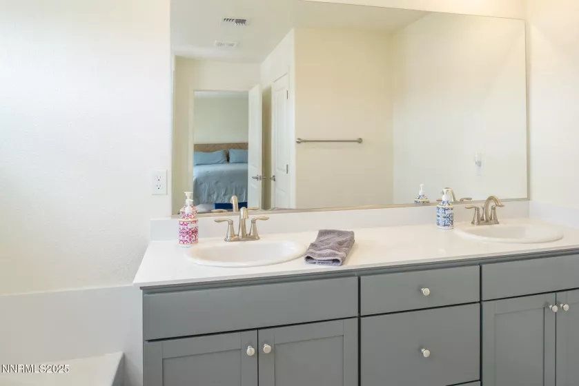 215 Great Vine, Sparks, Nevada 89441, 4 Bedrooms Bedrooms, ,3 BathroomsBathrooms,Residential,Residential,Great Vine,250050118