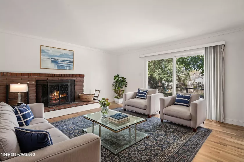 Living room (virtual staging)