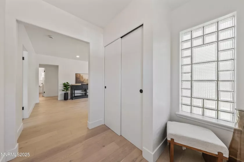 ENTRY / FOYER