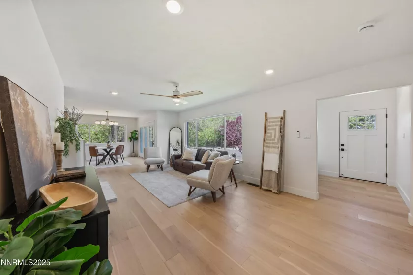 ENTRY / LIVING ROOM