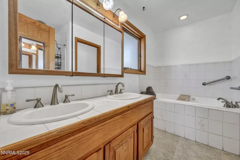 670 Valle Verde, Sparks, Nevada 89441, 3 Bedrooms Bedrooms, ,3 BathroomsBathrooms,Residential,Residential,Valle Verde,250050254