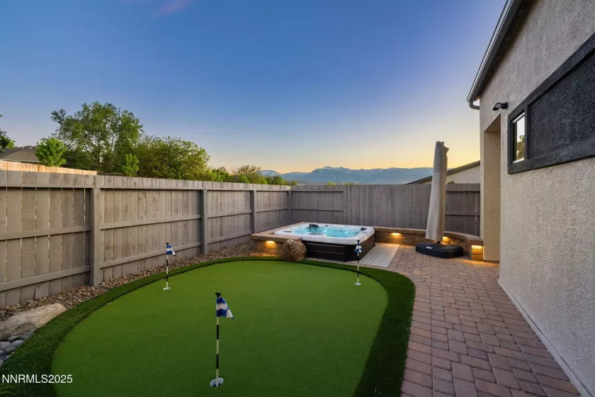 Putting green & jacuzzi