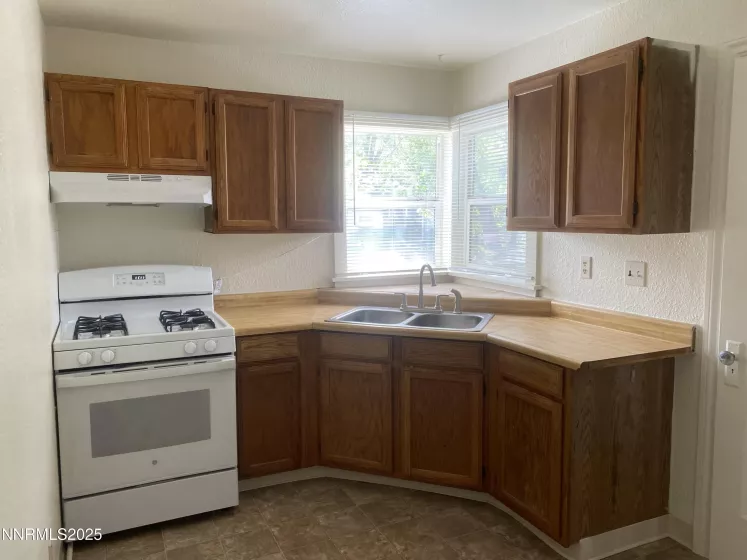 Kitchen with oven/range