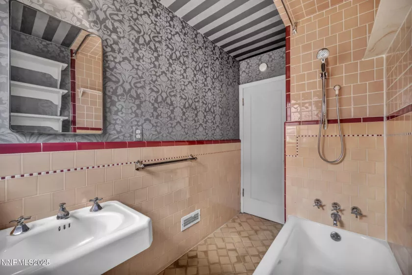 590 St Lawrence, Reno, Nevada 89509, 6 Bedrooms Bedrooms, ,5 BathroomsBathrooms,Residential,Residential,St Lawrence,250050473