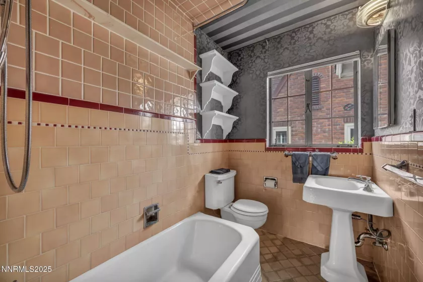 590 St Lawrence, Reno, Nevada 89509, 6 Bedrooms Bedrooms, ,5 BathroomsBathrooms,Residential,Residential,St Lawrence,250050473