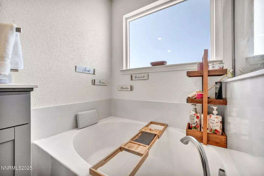 548 Fox Br, Sparks, Nevada 89441, 4 Bedrooms Bedrooms, ,3 BathroomsBathrooms,Residential,Residential,Fox Br,250050636