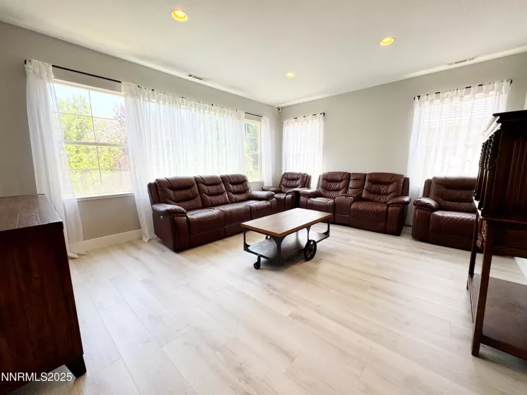 6726 Runnymede, Sparks, Nevada 89436, 4 Bedrooms Bedrooms, ,3 BathroomsBathrooms,Residential,Residential,Runnymede,250050723