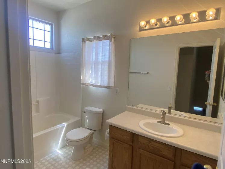 Upstairs Full Bathroom