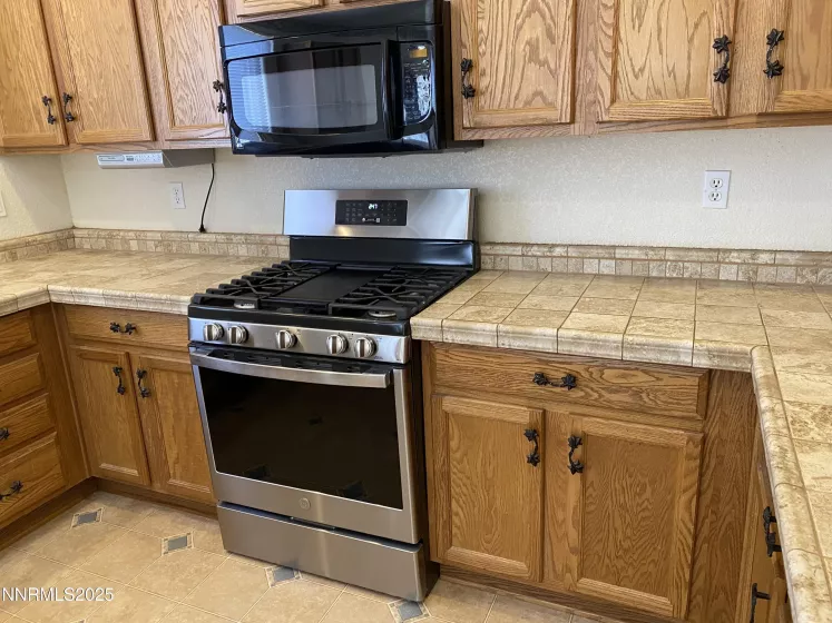 Kitchen Never Gas Oven/Range & Microwave