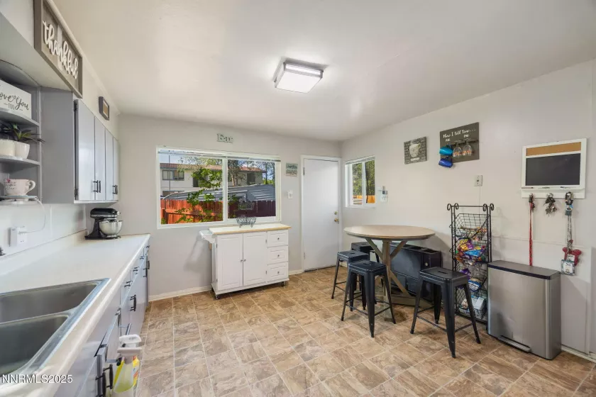 1124 H, Sparks, Nevada 89431, ,Commercial Sale,Residential,H,250050861
