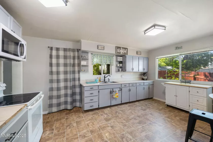 1124 H, Sparks, Nevada 89431, ,Commercial Sale,Residential,H,250050861