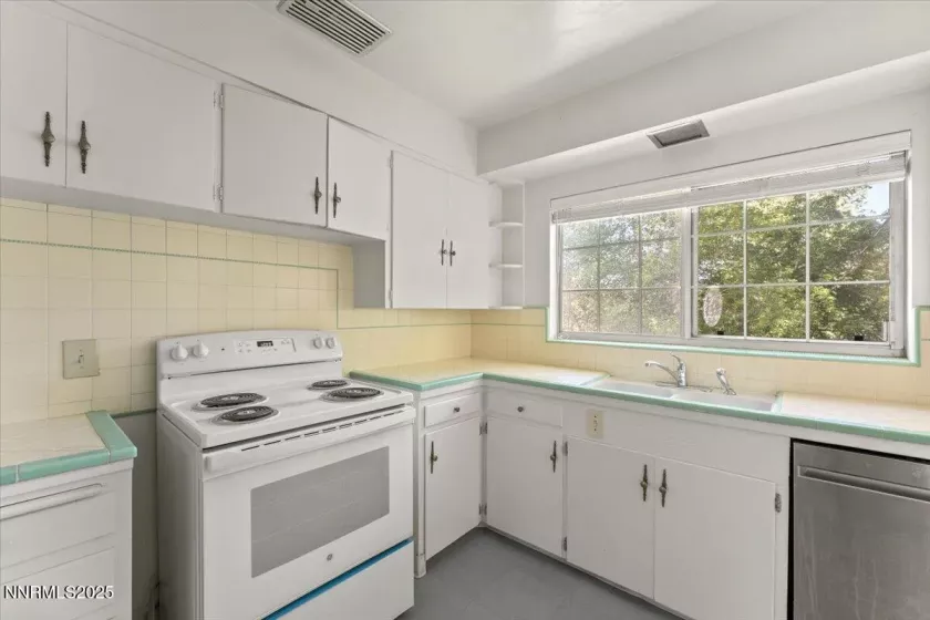 437 Court, Reno, Nevada 89501, 3 Bedrooms Bedrooms, ,3 BathroomsBathrooms,Residential Lease,Manufactured,Court,250050912