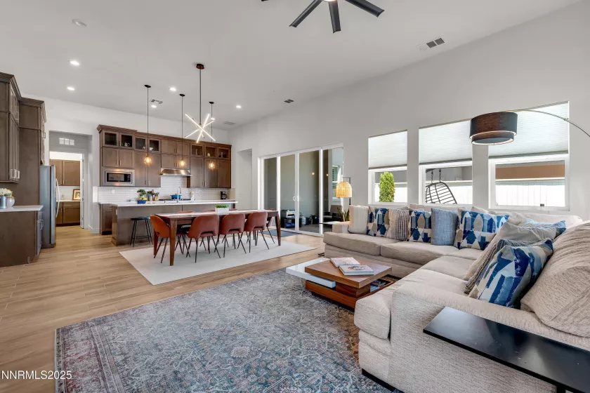 611 Camargue, Reno, Nevada 89511, 2 Bedrooms Bedrooms, ,2 BathroomsBathrooms,Residential,Residential,Camargue,250050977