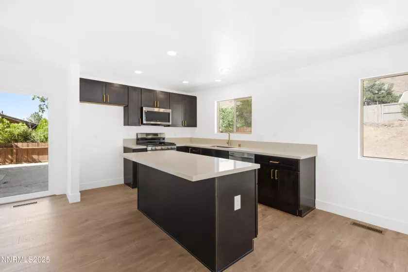 2100 Parkway, Reno, Nevada 89502, 3 Bedrooms Bedrooms, ,2 BathroomsBathrooms,Residential,Residential,Parkway,250051383