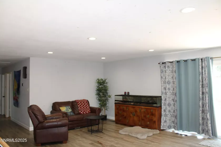 1535 Van Ness, Reno, Nevada 89503, 4 Bedrooms Bedrooms, ,2 BathroomsBathrooms,Residential,Residential,Van Ness,250051439