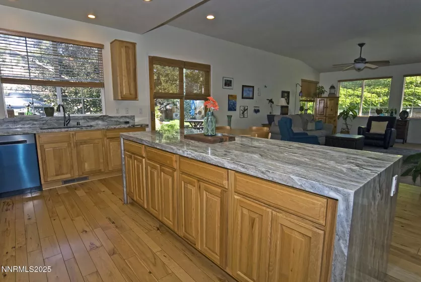 6831 Island Queen, Sparks, Nevada 89436, 4 Bedrooms Bedrooms, ,2 BathroomsBathrooms,Residential,Residential,Island Queen,250051449