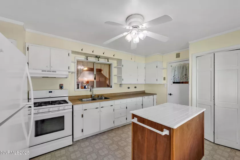 6 Green Acres, Yerington, Nevada 89447, 3 Bedrooms Bedrooms, ,2 BathroomsBathrooms,Residential,Residential,Green Acres,250051540
